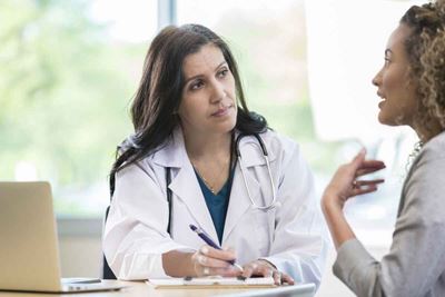 Patient with multiple sclerosis talks to her doctor about symptoms